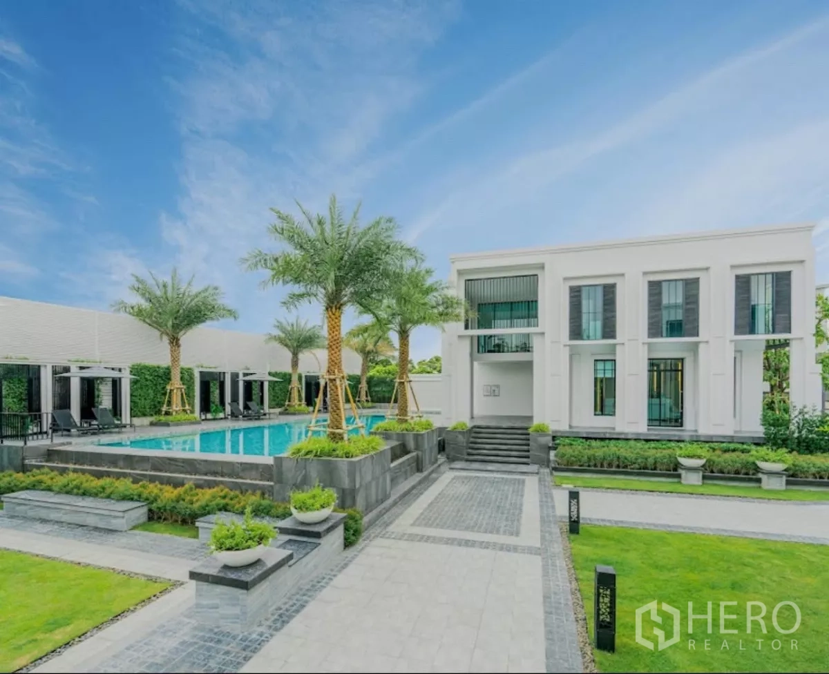 Townhouse for rent in Chatuchak, Bangkok - Modern clubhouse with landscaped garden and long saltwater swimming pool.
