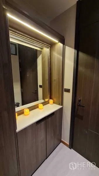 公寓 出租在Watthana, Bangkok - 入户更衣柜与框边镜，带暖色LED灯带。