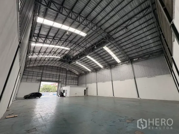คลังสินค้า ให้เช่าในBang Phli, Samut Prakan - โกดังแบบไร้เสากลาง พื้นคอนกรีต เปิดกว้างเชื่อมทางเข้าขนาดใหญ่