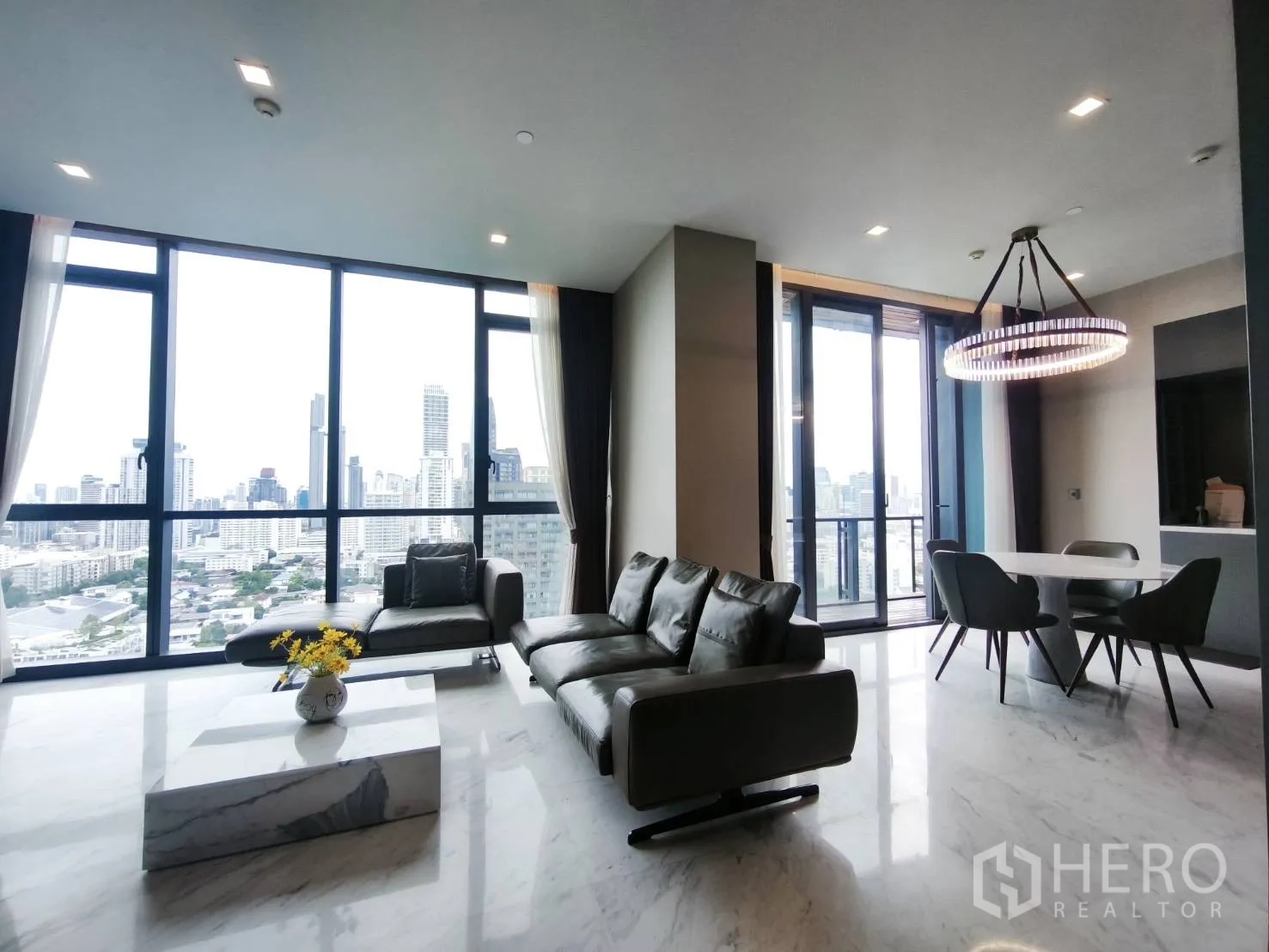 公寓 for rent in Watthana, Bangkok - 开放式客餐厅，配落地窗。