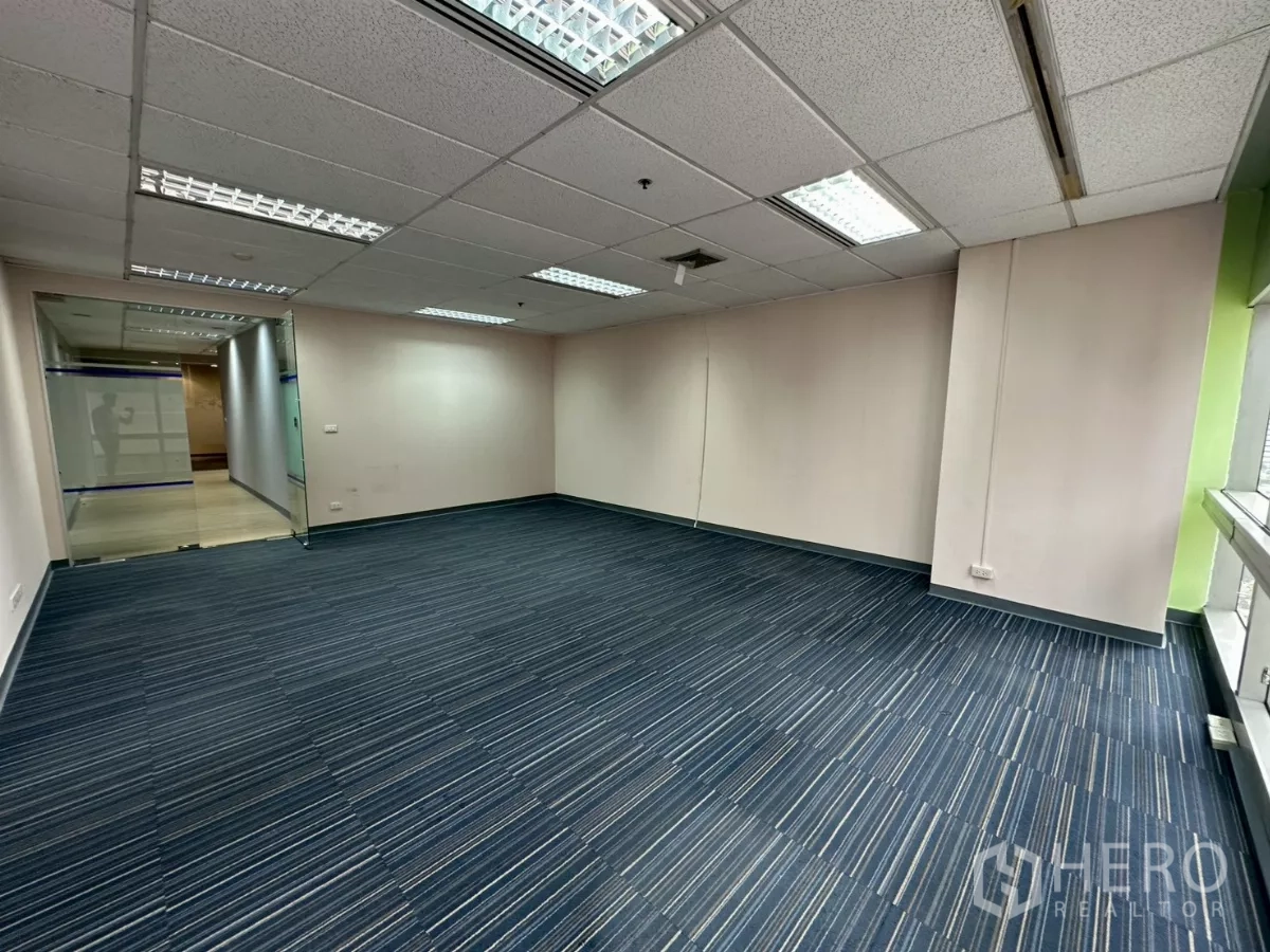 สำนักงาน ให้เช่าในWatthana, Bangkok - พื้นที่ทำงานเปิดโล่ง พื้นไม้โทนอ่อน หน้าต่างบานใหญ่ เพดานแขวน