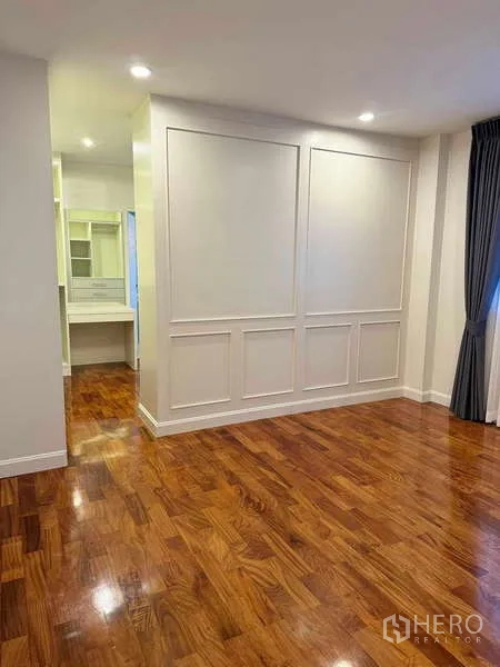 独立式住宅 出租在Samut Prakan - 卧室，木地板，造型墙板，带梳妆区。