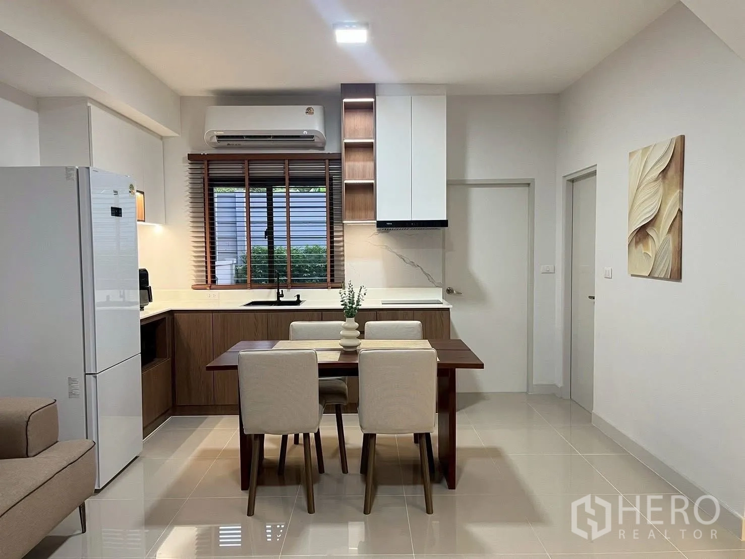 ทาวน์เฮาส์ for rent in Bang Phli, Samut Prakan - มุมทานข้าวหันหน้าเข้าครัวรูปตัวแอลพร้อมตู้แขวนและเครื่องดูดควัน.