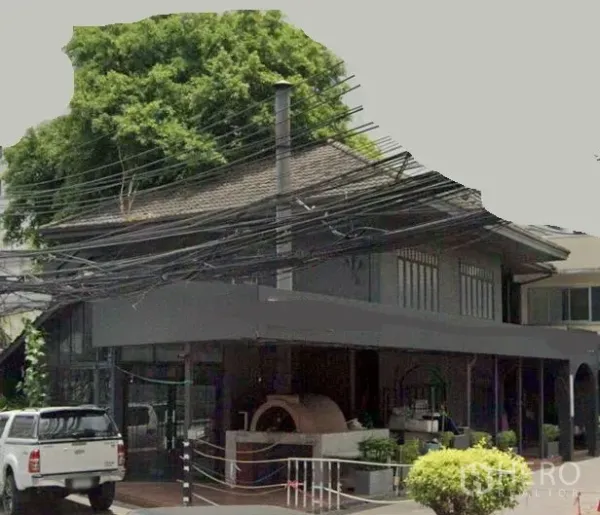 พื้นที่ขายปลีก ให้เช่าในWatthana, Bangkok - อาคารพาณิชย์สองชั้น หน้ากระจกกว้าง มีเฉลียงคลุมและฟีเจอร์เตาอบอิฐด้านหน้า ในย่านวัฒนา กรุงเทพฯ