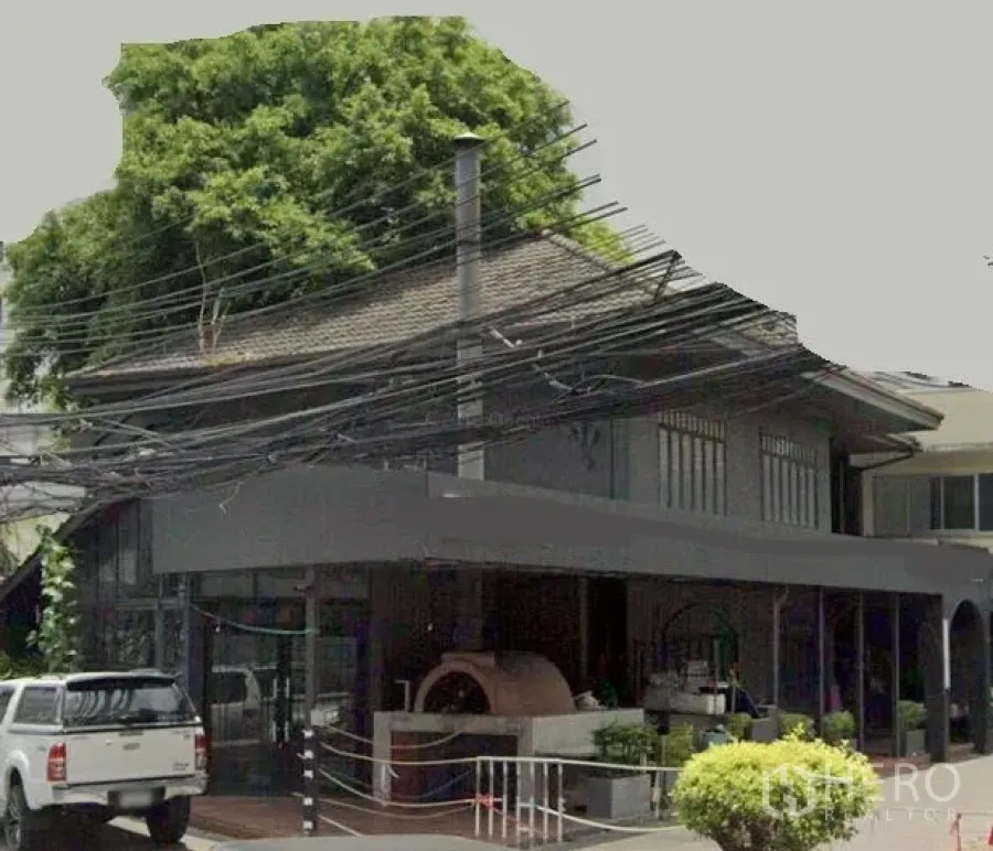 พื้นที่ขายปลีก ให้เช่าในWatthana, Bangkok - อาคารพาณิชย์สองชั้น หน้ากระจกกว้าง มีเฉลียงคลุมและฟีเจอร์เตาอบอิฐด้านหน้า ในย่านวัฒนา กรุงเทพฯ