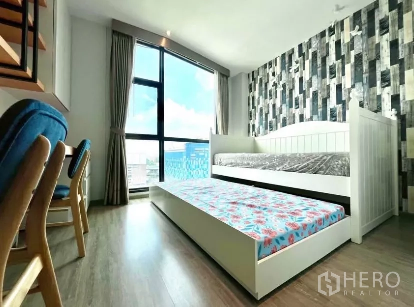 คอนโด ให้เช่าในWatthana, Bangkok - ห้องนอนที่สอง เตียงลิ้นชัก โต๊ะอ่านหนังสือ และหน้าต่างเต็มบานวิวเมือง