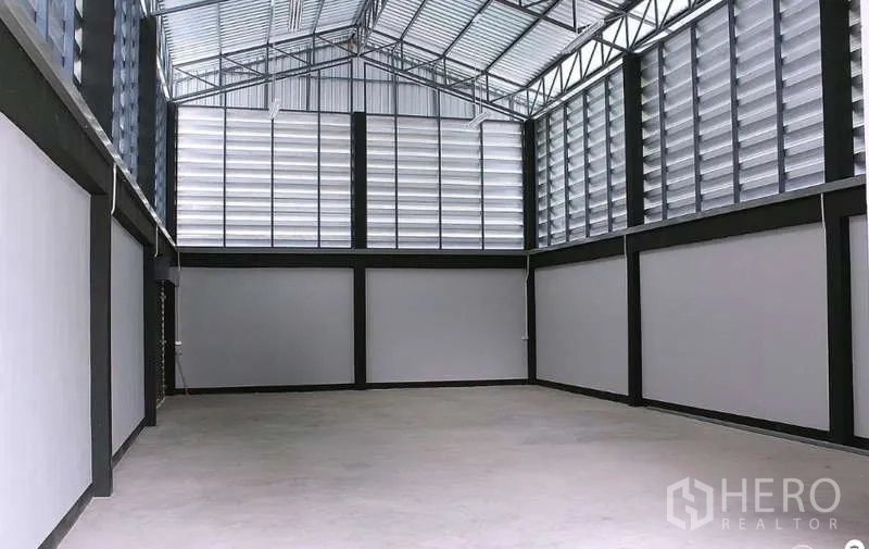 货栈 出售在Pathum Thani - 仓库内部，高挑钢结构屋顶与通风百叶，抛光混凝土地面。