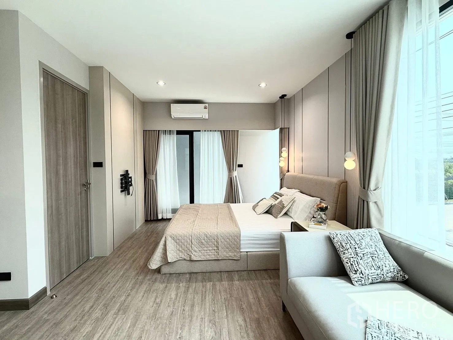 บ้านแฝด for rent in Bang Phli, Samut Prakan - ห้องนอนมาสเตอร์กว้าง เตียงคิงไซซ์ โซฟาเดย์เบด และหน้าต่างบานใหญ่