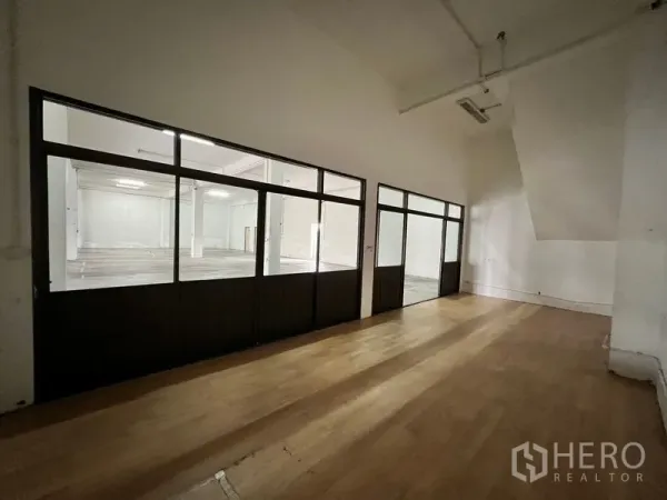货栈 出租在Min Buri, Bangkok - 玻璃长廊式办公室，俯瞰仓库作业区。