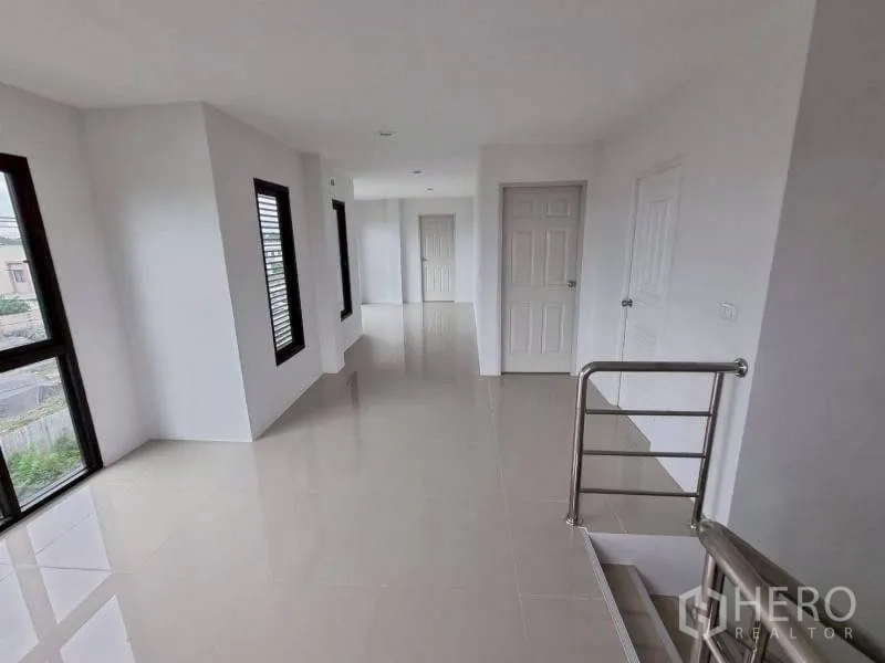 Warehouse for rent in Lam Luk Ka, Pathum Thani - Bright stair hall with windows, internal doors, and a metal handrail.