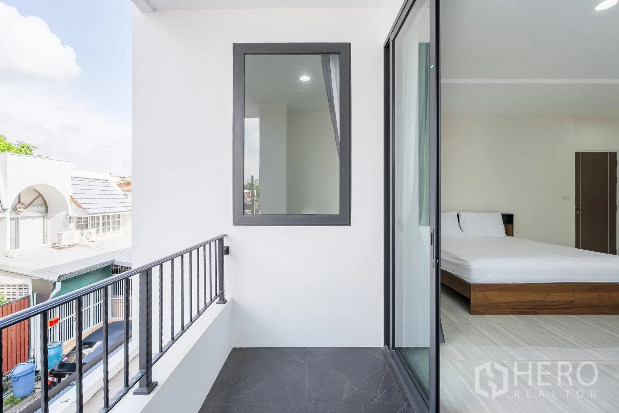 Home Office for rent in Khlong Toei, Bangkok - Covered balcony with black railing beside the bedroom.