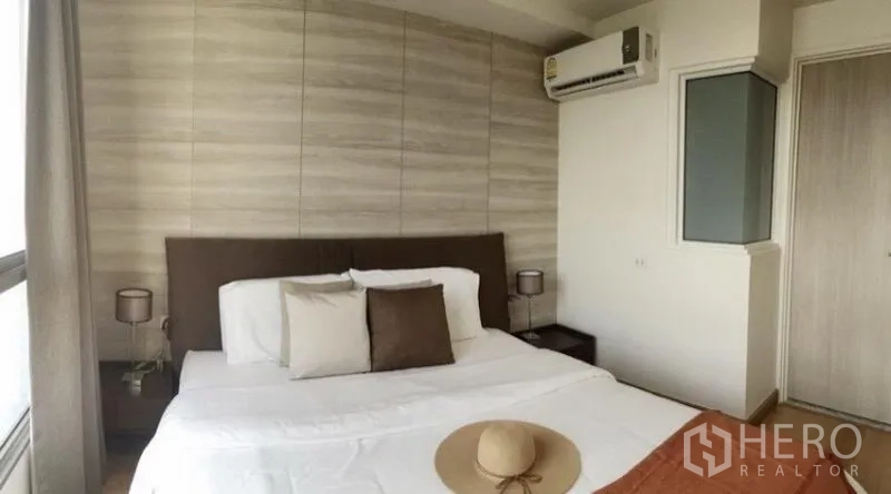 公寓 出租或出售在Watthana, Bangkok - 静谧卧室，大床、软包床头、空调与大窗户