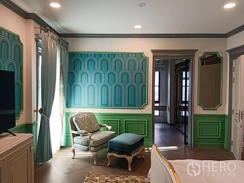 บ้าน ให้เช่าหรือขายในSaphan Sung, Bangkok - มุมนั่งพักผ่อน เก้าอี้วินเทจ กับผนังลายกรอบสีเขียว