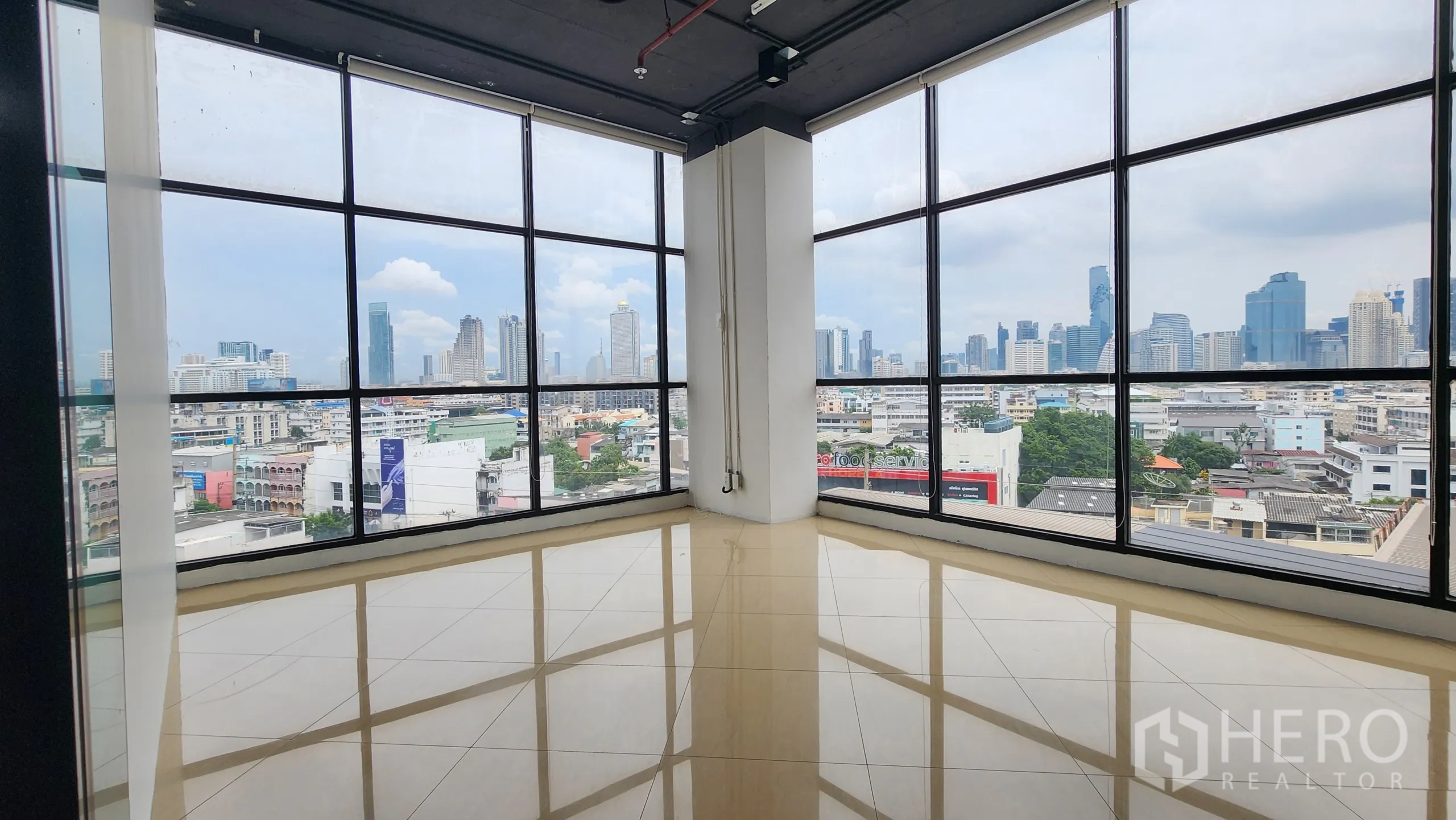 办公空间 出租在Yan Nawa, Bangkok - 转角办公室，环幕窗户呈现天际线全景。