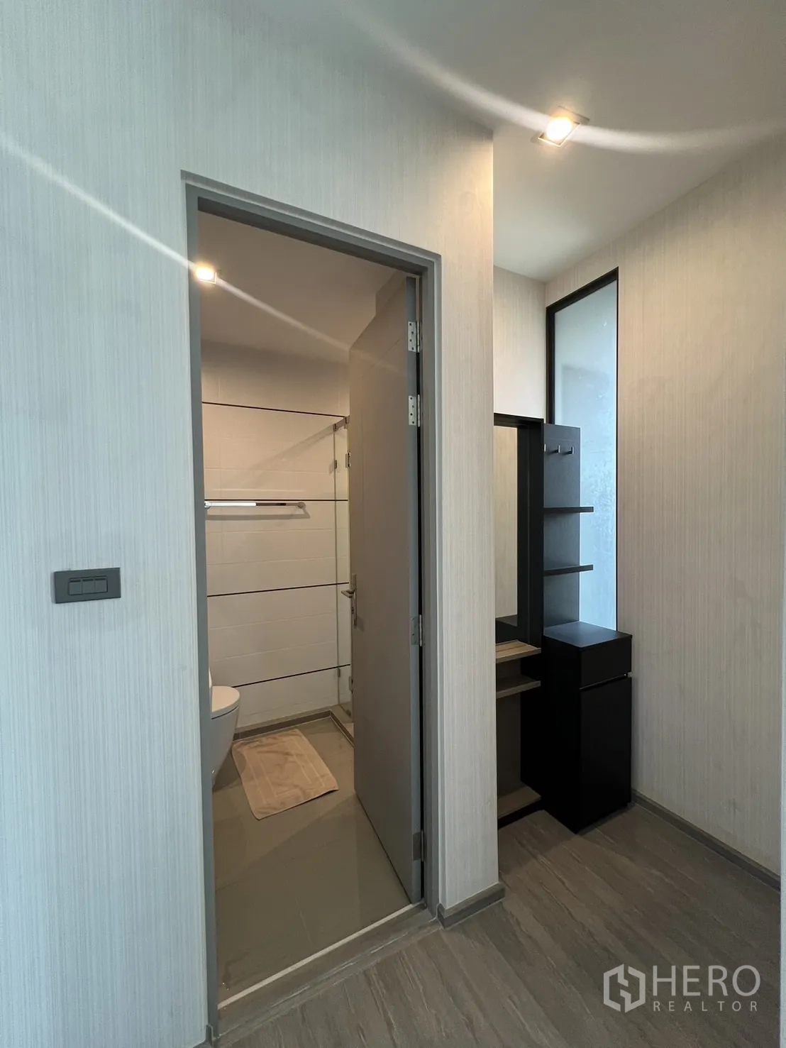 Townhouse for rent in Lat Phrao, Bangkok - Entrance to ensuite bathroom from bedroom with compact dressing nook.