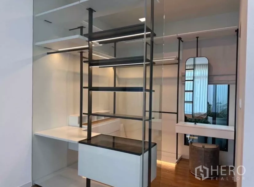 Detached House for rent in Samut Prakan - Walk-in closet with glass partitions, open shelving, and integrated lighting.