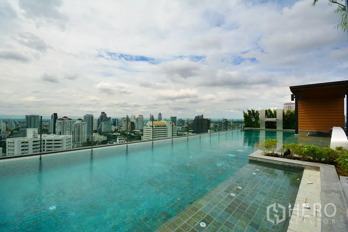 คอนโด ให้เช่าหรือขายในWatthana, Bangkok - สระว่ายน้ำอินฟินิตี้บนดาดฟ้าพร้อมรั้วกระจก มองเห็นวิวเมืองกรุงเทพฯ