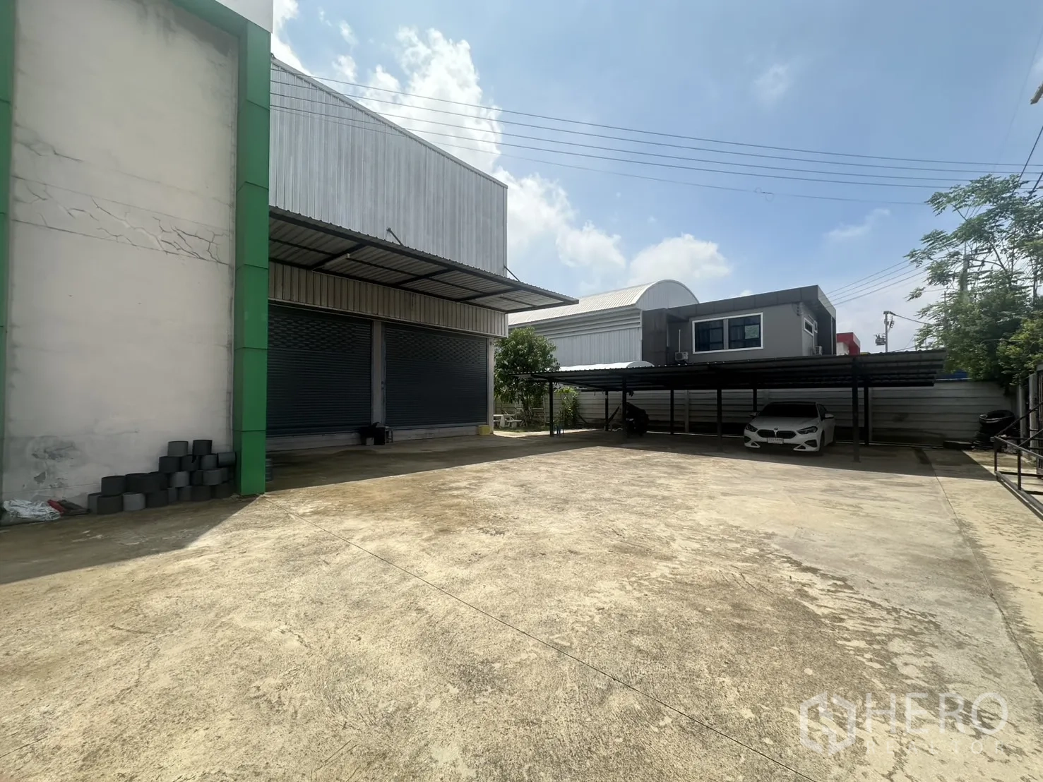 货栈 出售在Bang Len, Nakhon Pathom - 宽大的混凝土院坝，装卸区与遮阳停车位