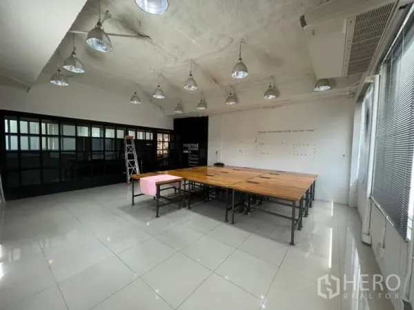 สำนักงาน ให้เช่าในKhlong Toei, Bangkok - ห้องทำงานกว้าง พื้นกระเบื้องเงา โต๊ะไม้รวมตรงกลาง เพดานสูงติดไฟแขวนสไตล์ลอฟต์