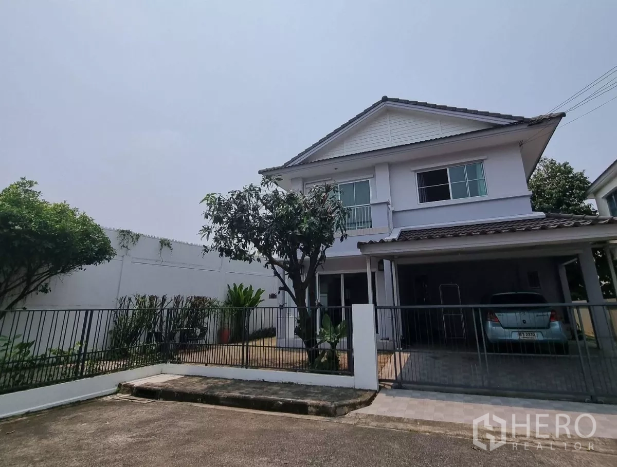 Detached House for rent in Khlong Toei, Bangkok - Two-storey detached house with gated driveway, carport and small garden in Khlong Toei, Bangkok.