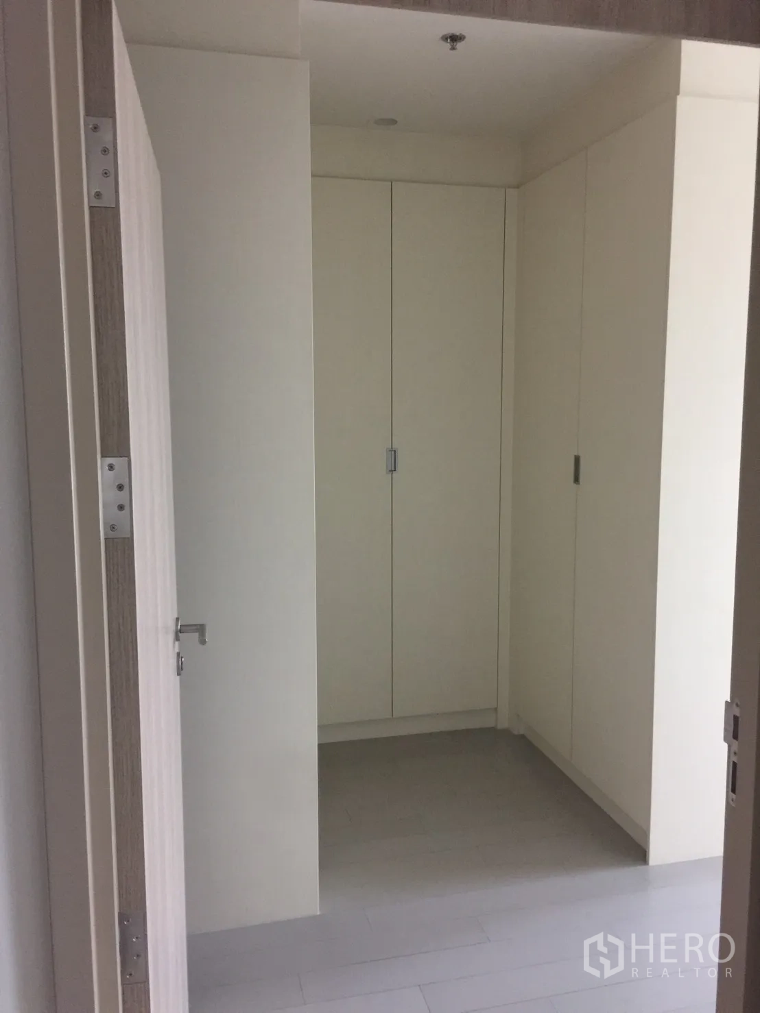 公寓 出租在Pathum Wan, Bangkok - 走廊内置到顶衣柜，浅色木地板