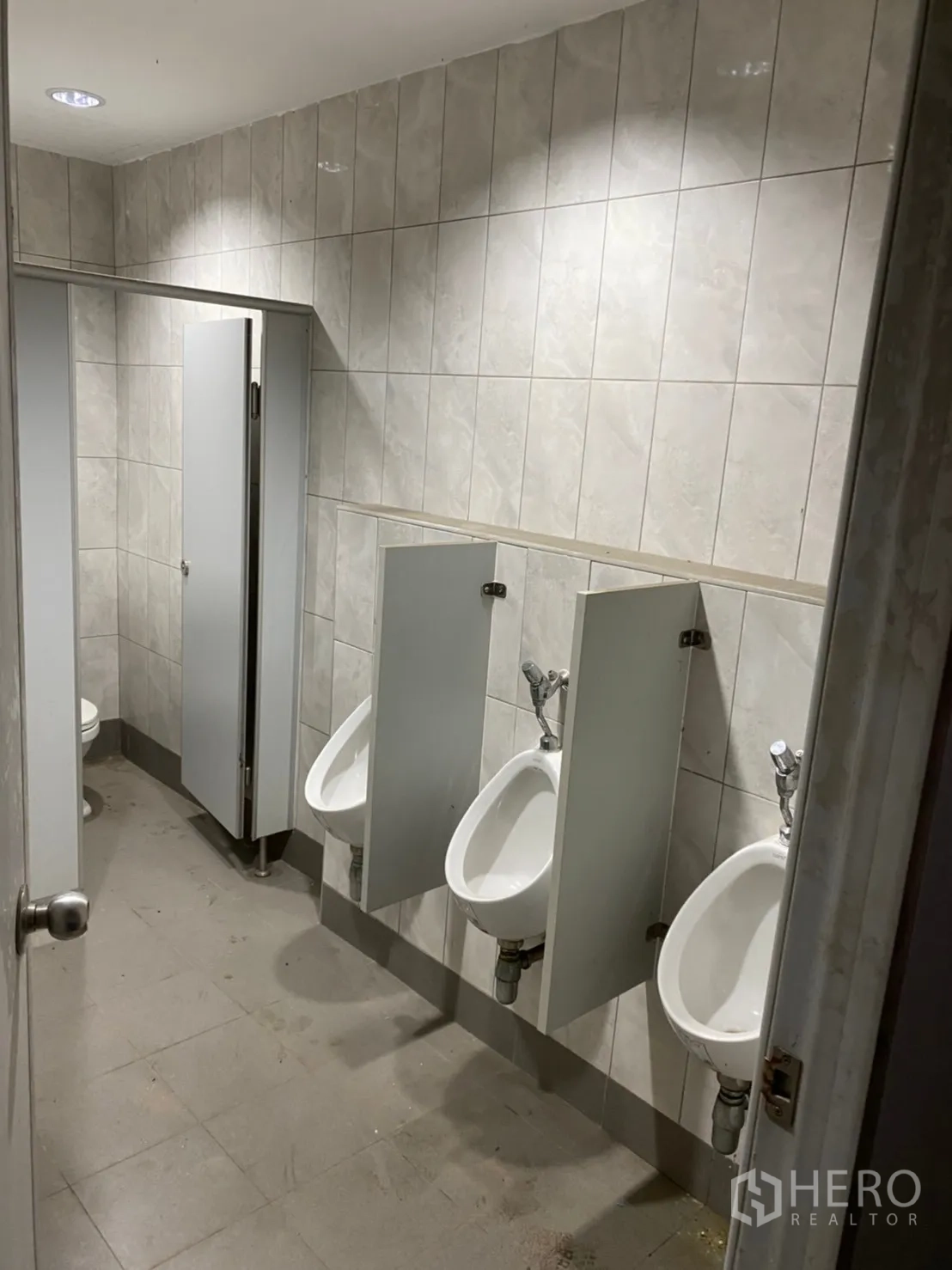 Warehouse for rent in Lat Krabang, Bangkok - Men’s restroom with tiled walls, urinals and private toilet stalls.