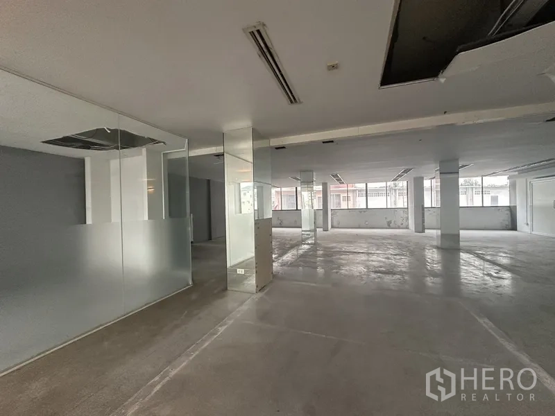 办公空间 出租在Khlong Toei, Bangkok - 宽敞楼层，磨砂玻璃隔断、立柱与临街窗户