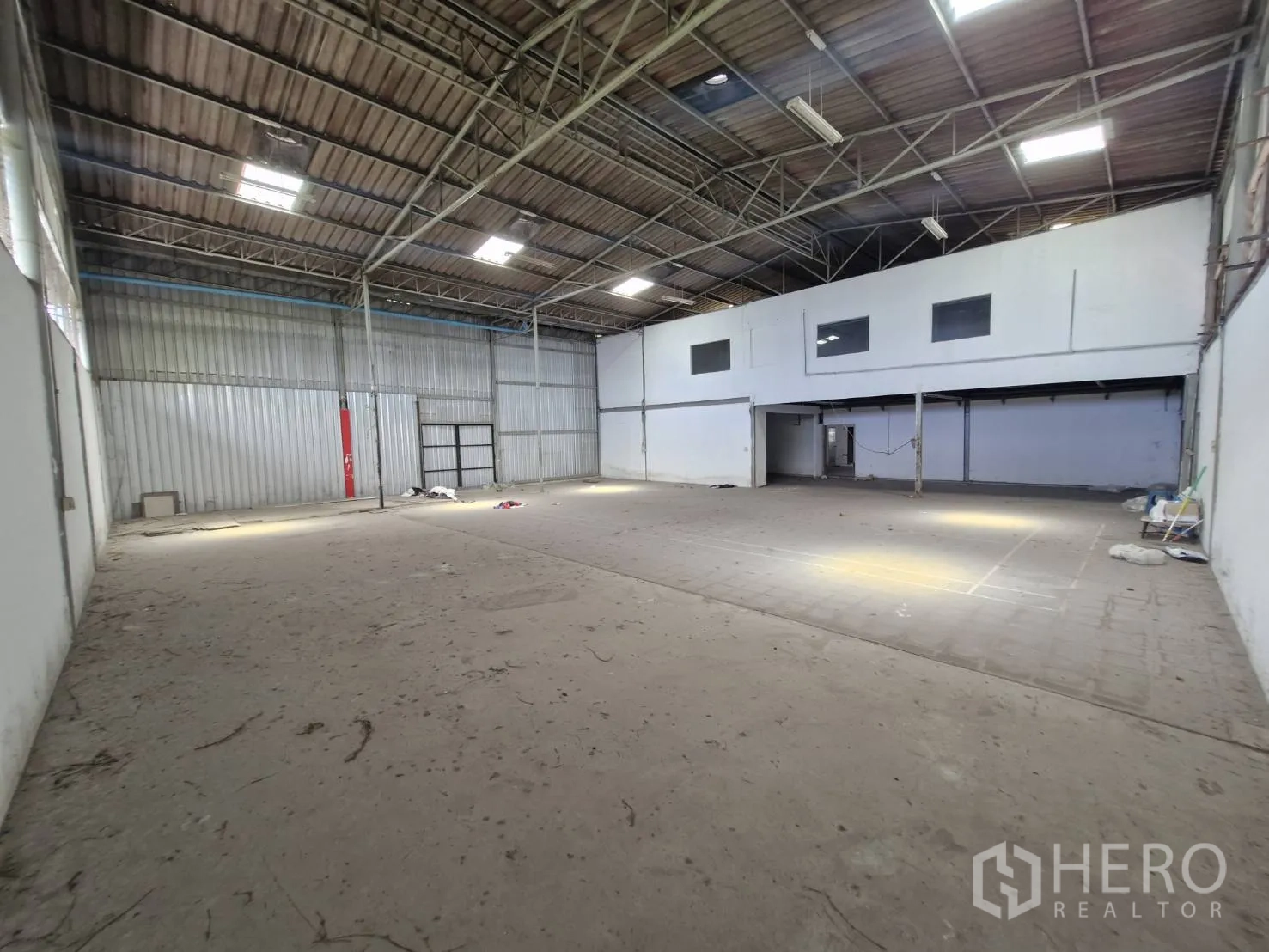 Warehouse for rent in Suan Luang, Bangkok - Large storage bay with metal cladding walls, skylights and fire equipment.