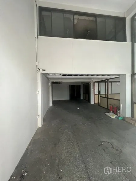 店屋 出租在Khlong Toei, Bangkok - 未装修店屋大厅，层高充裕，设夹层与侧向玻璃隔断，适合二次装修。
