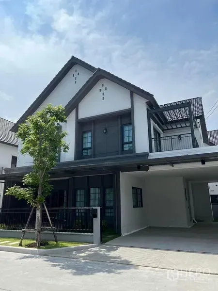独立式住宅 出租在Bang Phli, Samut Prakan - 邦普里现代两层独栋别墅，三角屋顶，小草坪与前院围栏。