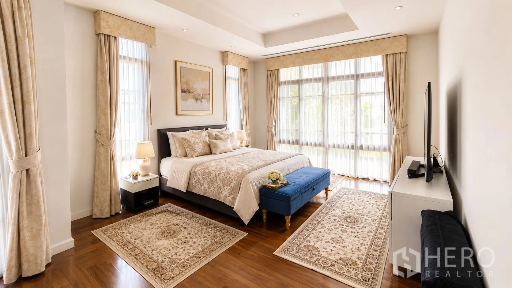 独栋房屋 for rent in Watthana, Bangkok - 主卧优雅明亮，配大床与落地窗和地毯。
