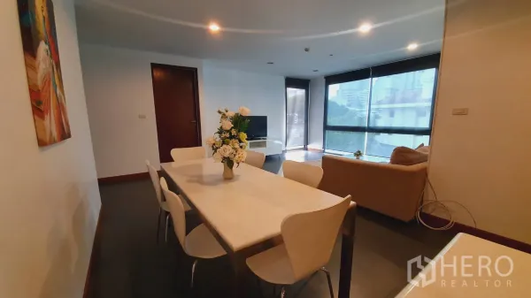 公寓 出租在Khlong Toei, Bangkok - 六人餐区临近大窗，可见绿树景观。