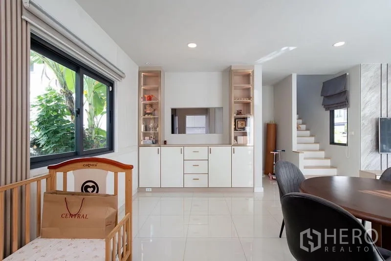 บ้าน ให้เช่าในBang Phli, Samut Prakan - ตู้บิลต์อินและหน้าต่างบานใหญ่เห็นสวน ข้างบันได
