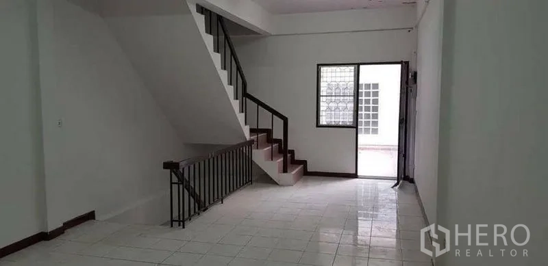 带办公室的家 出租或出售在Bang Na, Bangkok - 开放工作区，设室内楼梯与侧面窗门。