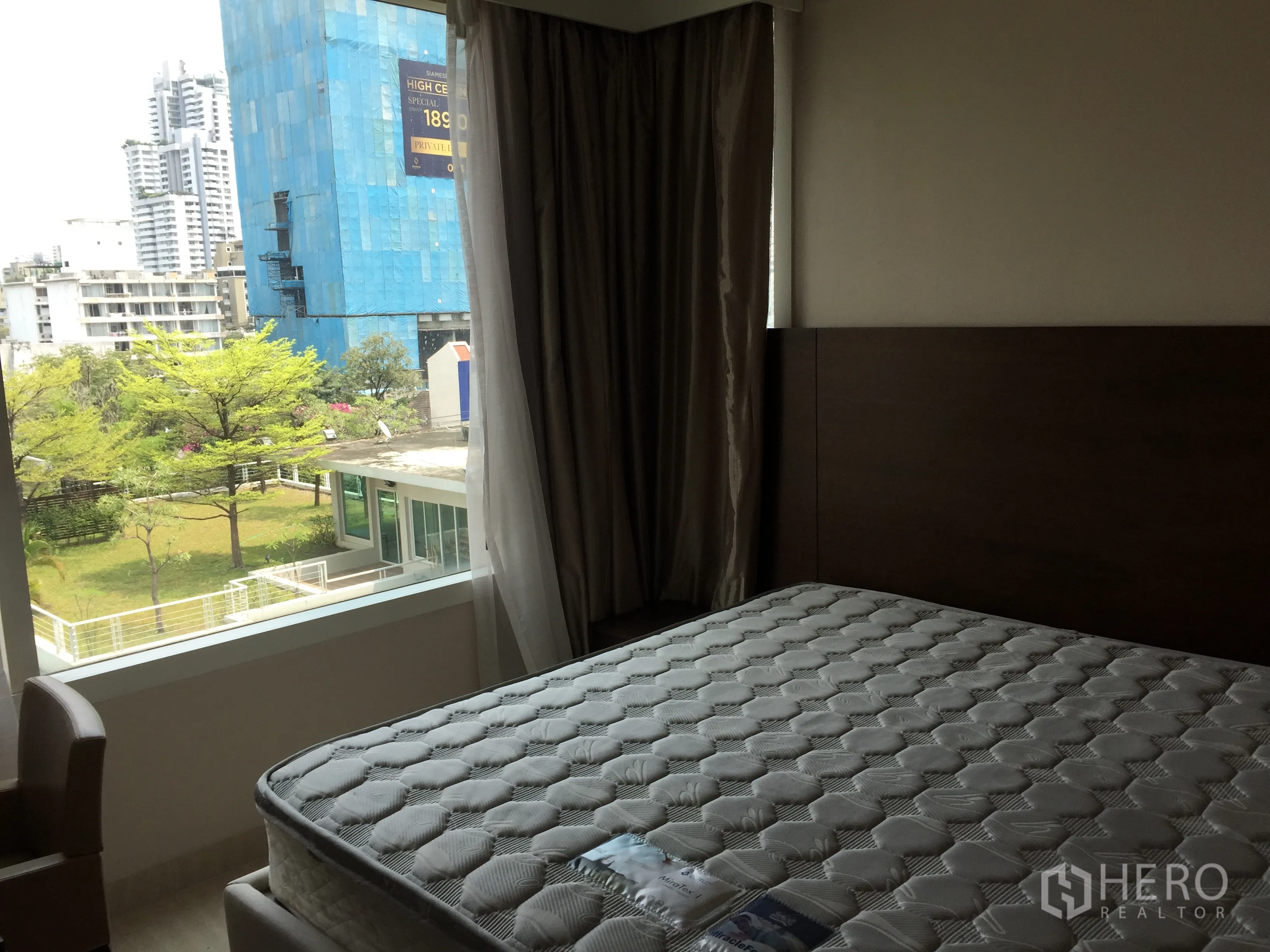 公寓 出租或出售在Watthana, Bangkok - 主卧设大窗，可观花园与城市楼景