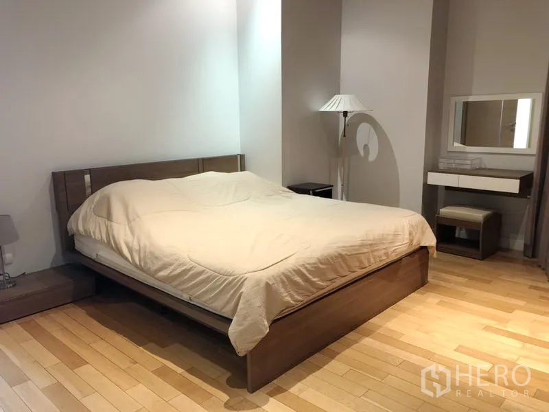 Condominium for rent in Khlong Toei, Bangkok - Spacious master bedroom with king bed, nightstands and dressing corner with vanity.