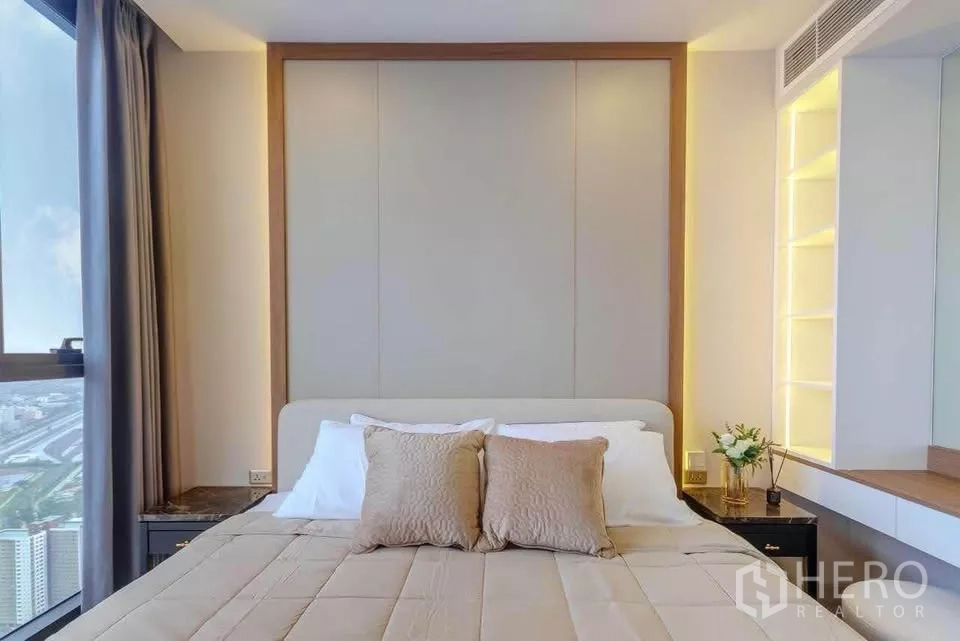 คอนโด ให้เช่าในHuai Khwang, Bangkok - เตียงหัวเตียงไฟซ่อน ชั้นบิลท์อิน และโต๊ะหัวเตียงข้างหน้าต่าง