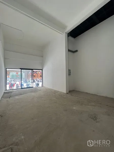 店屋 出租在Bang Rak, Bangkok - 挑高商铺空间，临街大面积玻璃门面