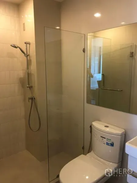 คอนโด ให้เช่าในHuai Khwang, Bangkok - ห้องน้ำสมัยใหม่ กั้นอาบน้ำกระจก ฝักบัว โถสุขภัณฑ์ และกระจกบานใหญ่