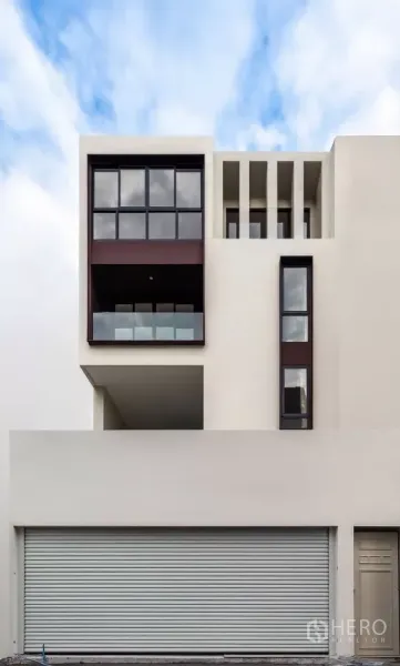 สำนักงานที่บ้าน ขายในPhra Khanong, Bangkok - อาคารโฮมออฟฟิศสไตล์โมเดิร์นหลายชั้น หน้าต่างบานใหญ่ ระเบียง และประตูม้วนโรงรถ