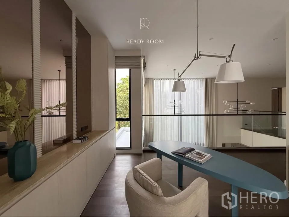 Detached House for rent in Bang Kapi, Bangkok - Mezzanine study area with a long blue desk, pendant lights and large windows.