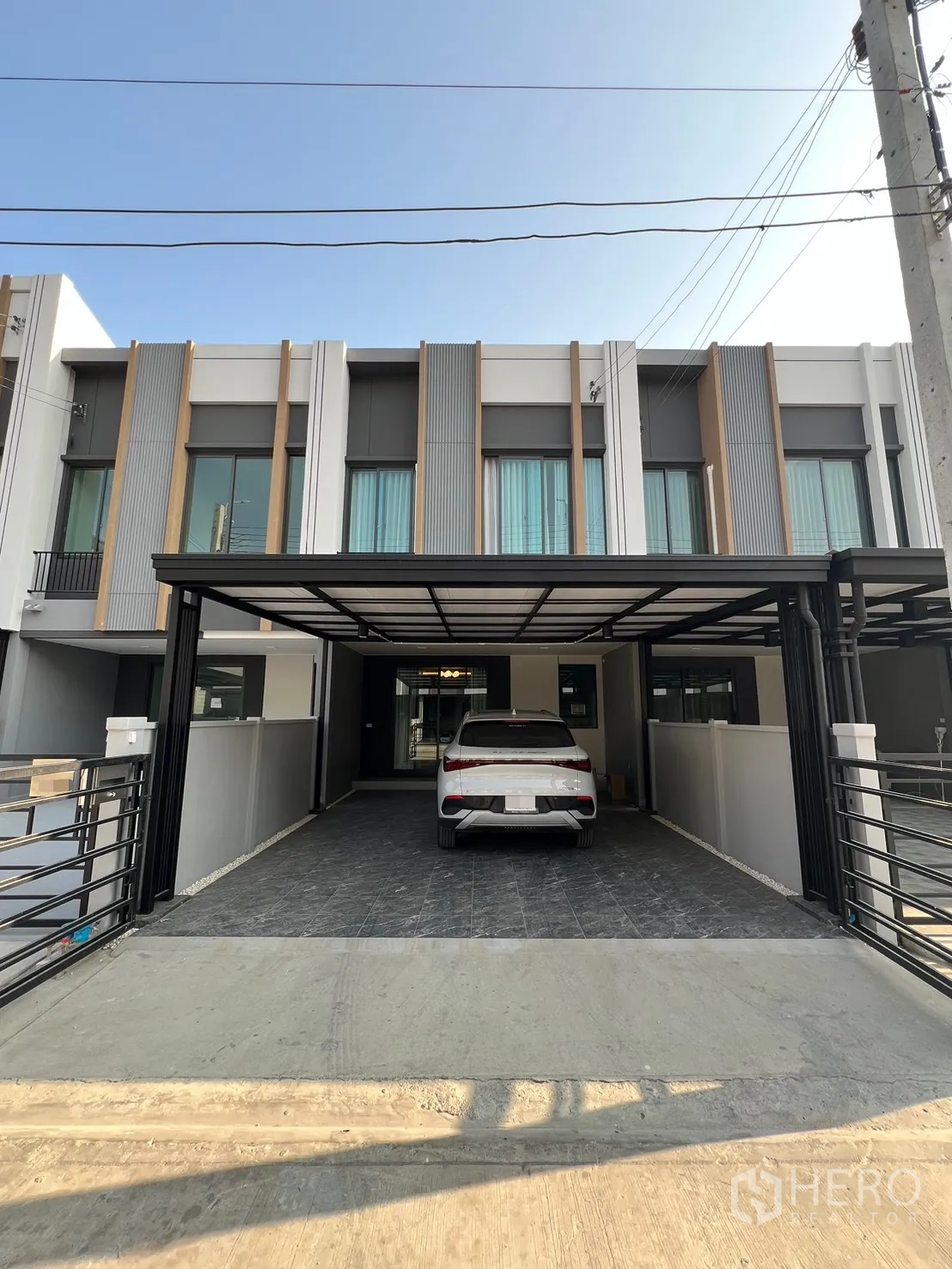 联排别墅 for rent in Bang Phli, Samut Prakan - 当代风格联排别墅外立面，带顶棚车位与大门。