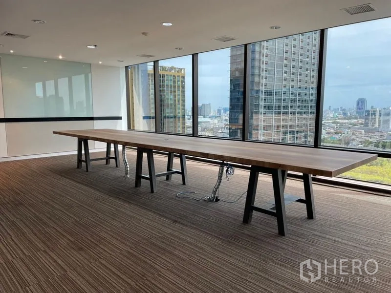 สำนักงาน ให้เช่า - ห้องประชุมชั้นสูง โต๊ะยาว พร้อมกระจกเต็มบาน มองเห็นวิวสกายไลน์กรุงเทพฯ