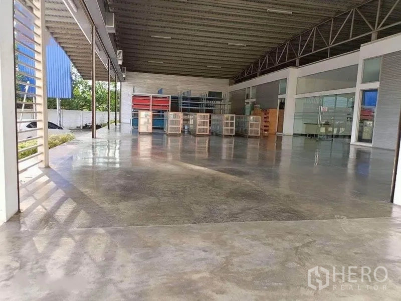 คลังสินค้า ให้เช่าในBang Phli, Samut Prakan - พื้นที่ชานยกของ พื้นคอนกรีตขัดมัน ผนังกระจกสำนักงาน และโครงหลังคาเหล็ก