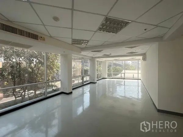 办公空间 出租在Phaya Thai, Bangkok - 转角办公区，落地窗环绕，采光充沛，可观赏绿意景观，临近 BTS Ari 站。
