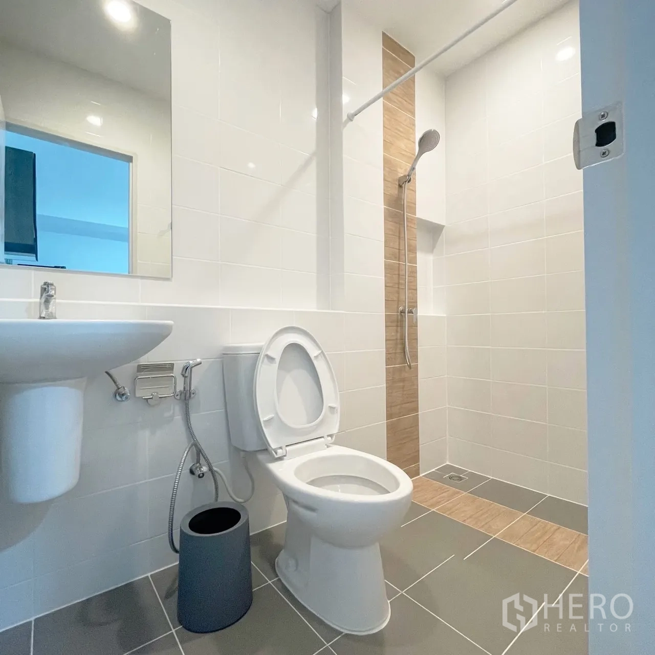 联排别墅 for rent in Bang Phli, Samut Prakan - 明亮的浴室，台盆、坐便器和带木纹拼贴的步入式淋浴区