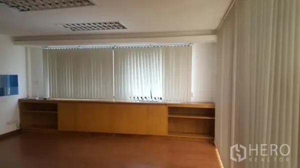 货栈 出租在Suan Luang, Bangkok - 宽敞办公室，窗下内置储物柜与竖百叶。