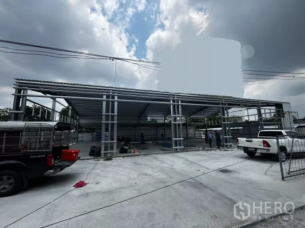 คลังสินค้า ให้เช่าในLak Si, Bangkok - ด้านหน้าโกดังระหว่างก่อสร้าง พร้อมลานคอนกรีตกว้างและทางรถกระบะเข้าออก