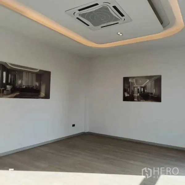 带办公室的家 出租在Suan Luang, Bangkok - 宽敞房间，嵌入式天花空调、灯带与木纹地板。