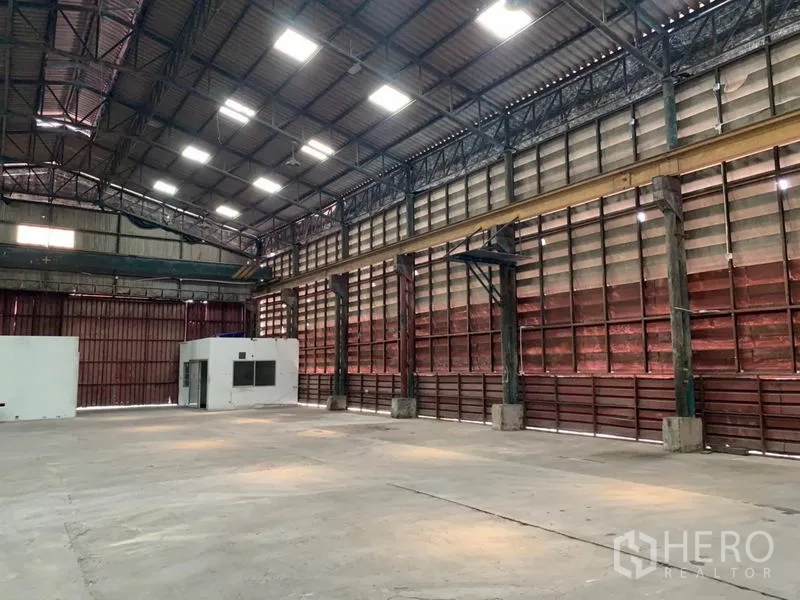 Warehouse for rent in Bang Kho Laem, Bangkok - Open-plan hall with clerestory windows and a small internal office unit at the side.